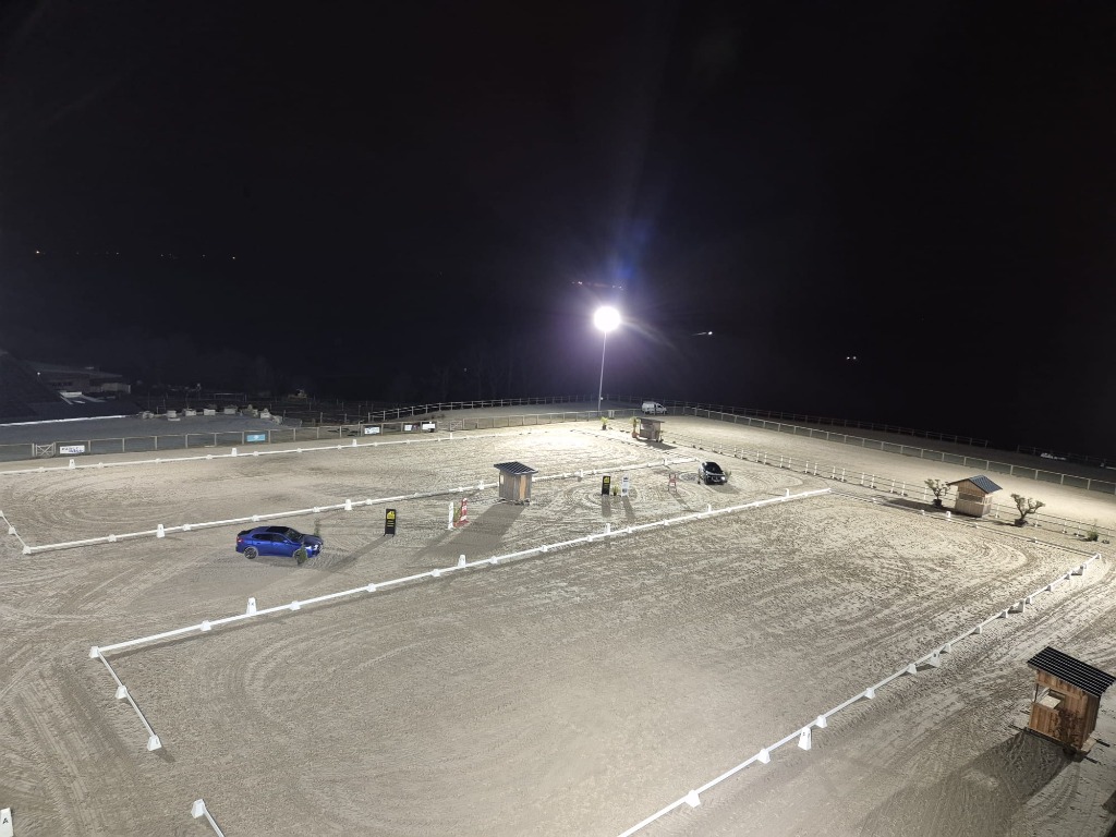 Centre équestre de Montcontour illuminé de nuit pour compétition